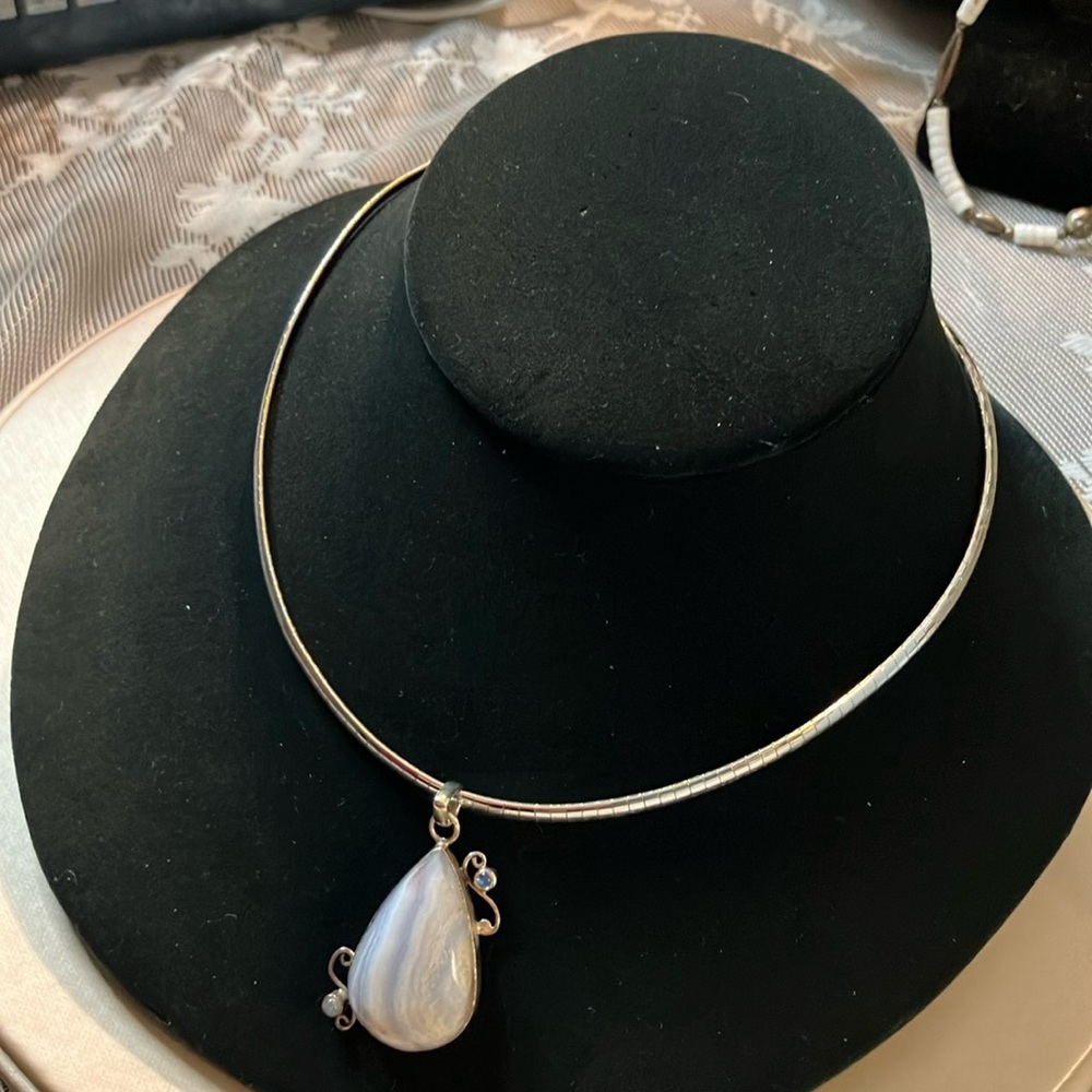 Ladies, very nice reversible omega/necklace comes with a pendant marked 925
